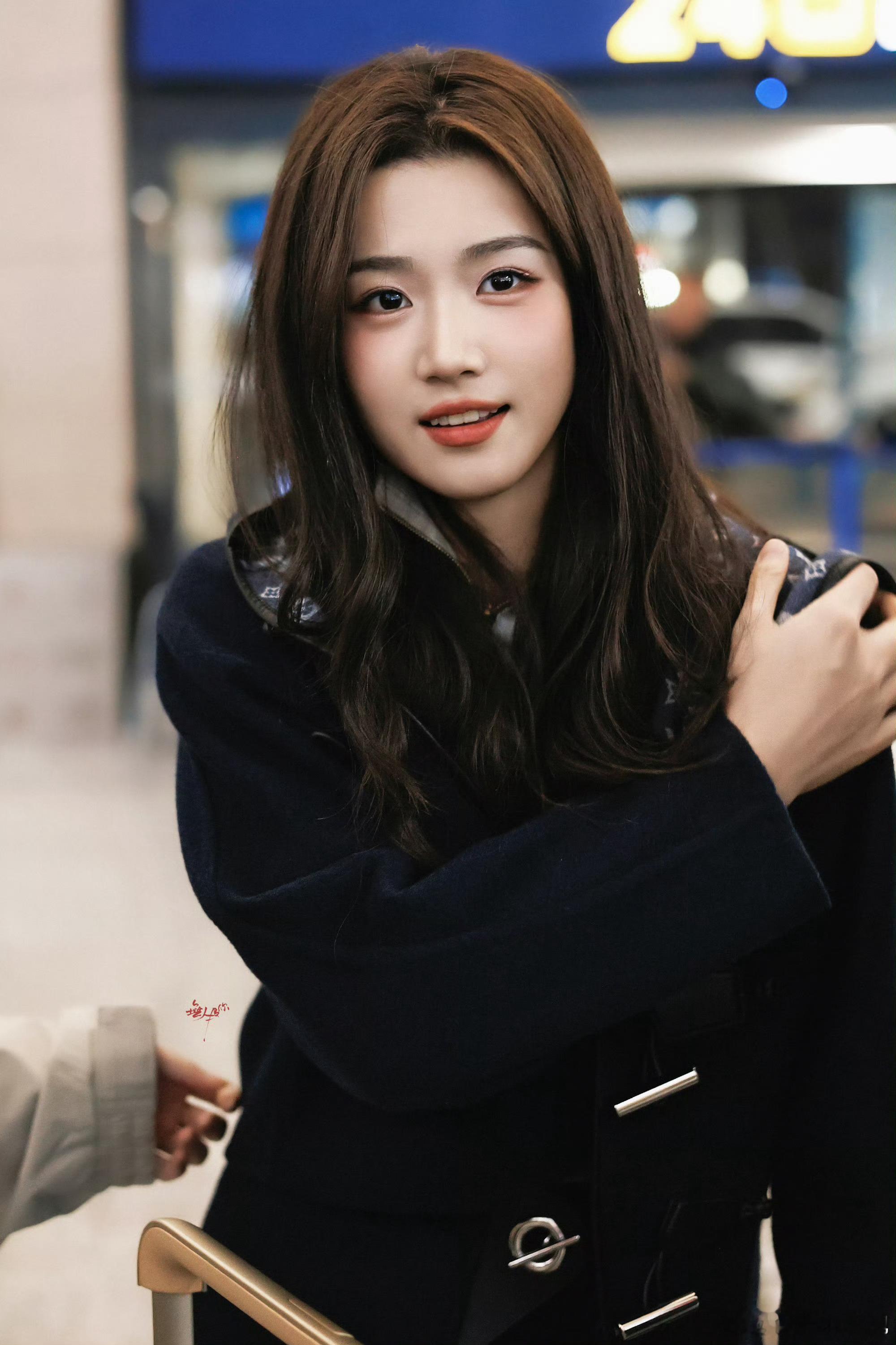 卢昱晓往那儿一站就美的不知天地为何物了，随手一拍都是神图