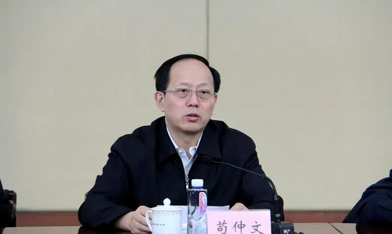苟仲文在江苏盐城被审查起诉，他的老部下李全强则是在江苏扬州被调查，最终李全强先一
