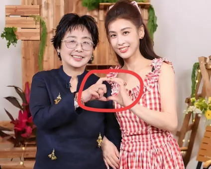 黄圣依妈妈表示我始终不同意女儿当明星后嫁给杨子我是报社编辑，他爸爸是大学