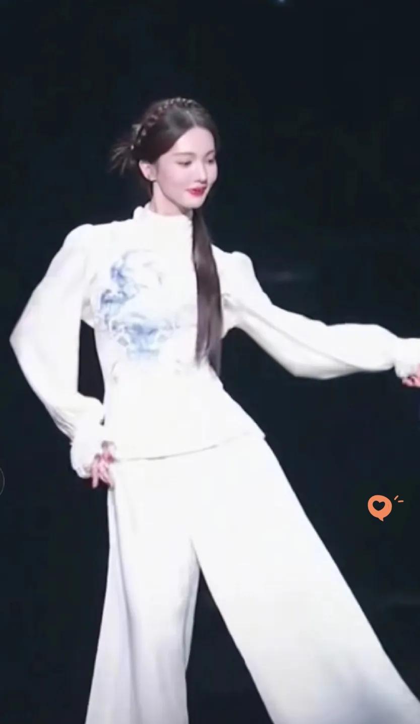 金晨这事儿，说真的。我开车剐蹭了，第一反应就是私了。几千块能解决的事，非