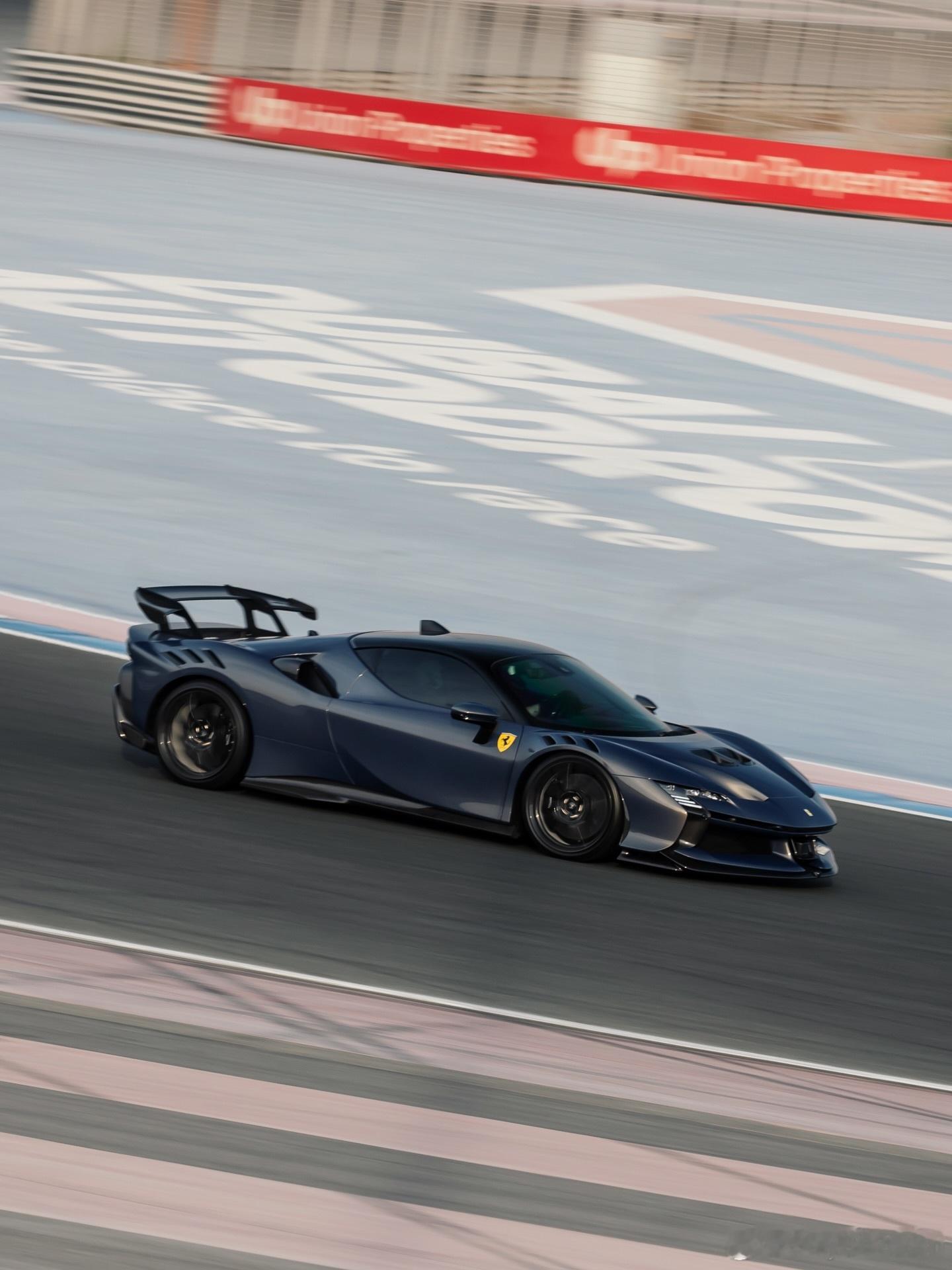 SF90XX外观配色为BluMinerale，一款在光照下呈现金色的绚丽珠光