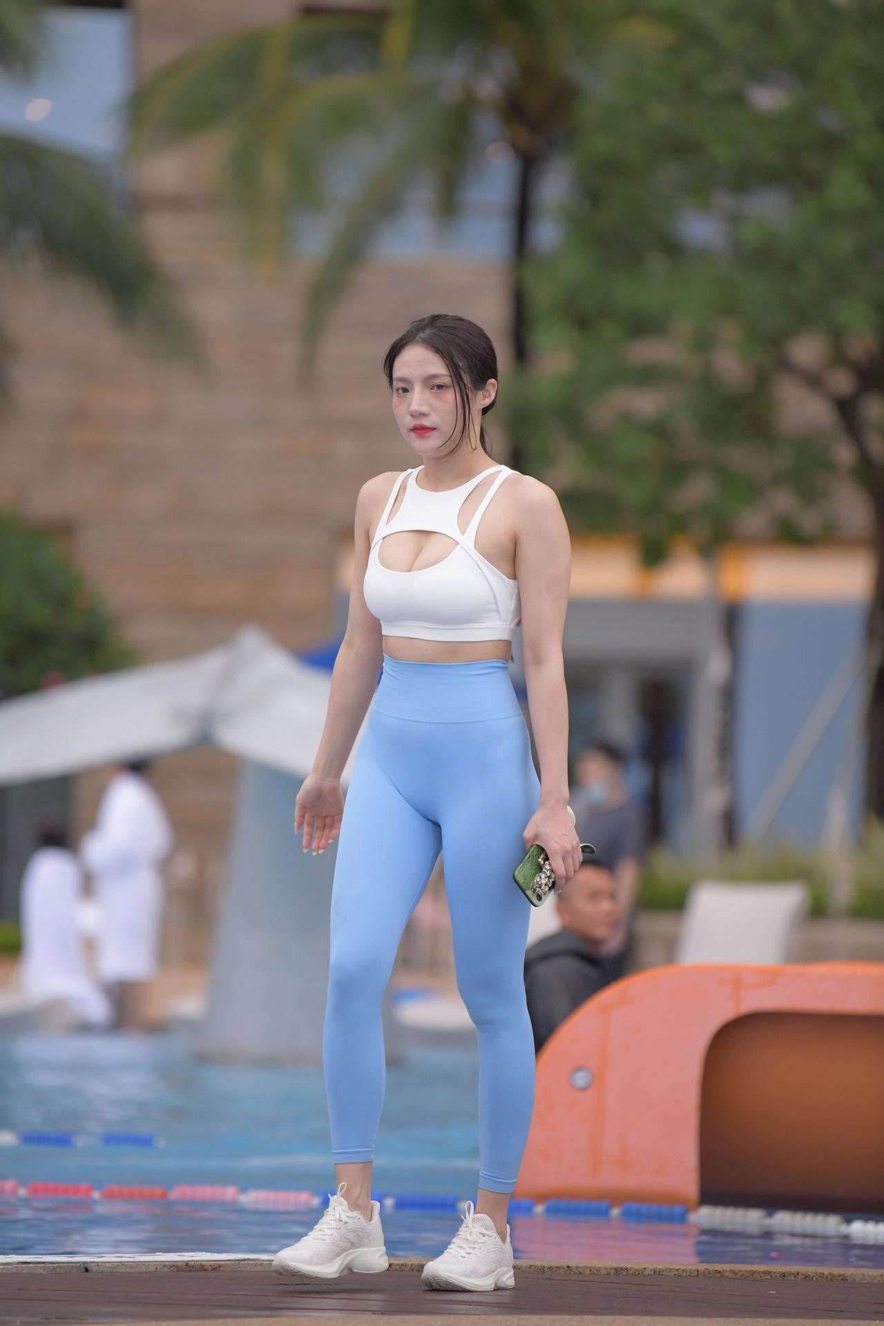 如今，穿瑜伽裤出门的女生日益增多，这股潮流引发了不小的争议。有人认为，这样的穿