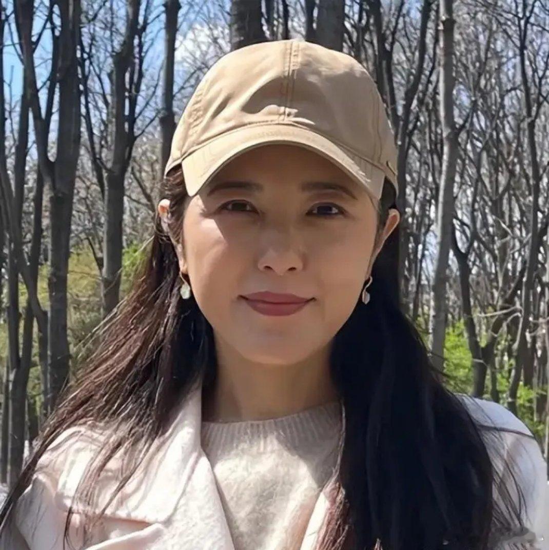 网友偶遇50岁曾黎，曾经的中戏校花，现在和普通中年妇女没啥区别