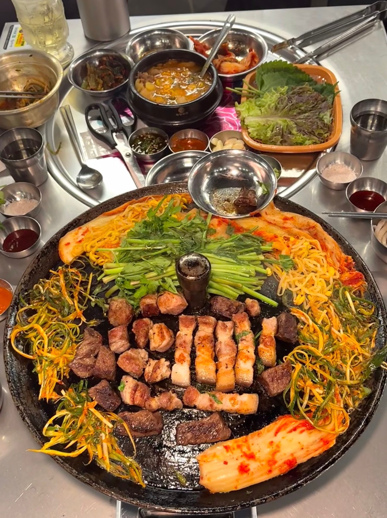 韩国烤肉店一片肥肉70多元人民币哈哈哈，原来韩国人吃一次肉是很奢侈的事情[捂脸哭]
