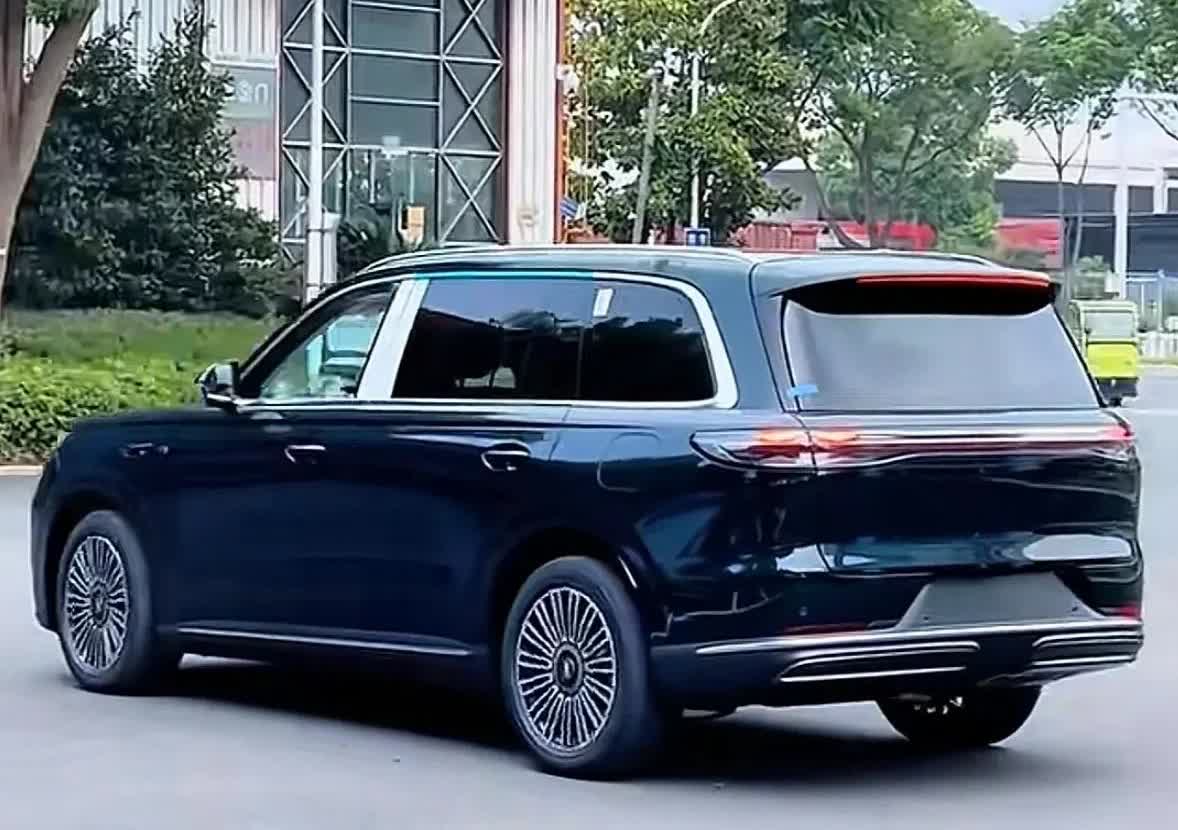 这车也太帅了吧，要是前脸再优化一下，妥妥的国产大型SUV颜值天花板级别。