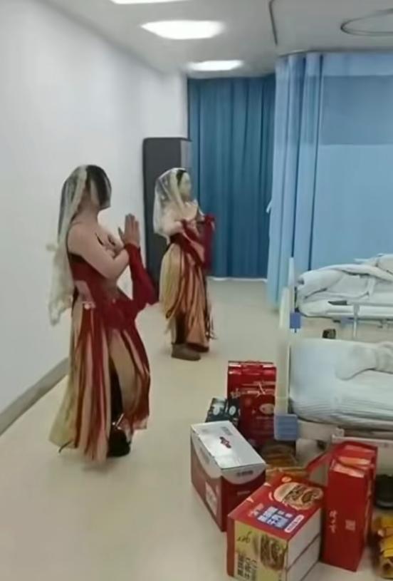 “这兄弟是真兄弟”！”2月27日，安徽亳州，一男子生病住院，他的几位朋友来探望时