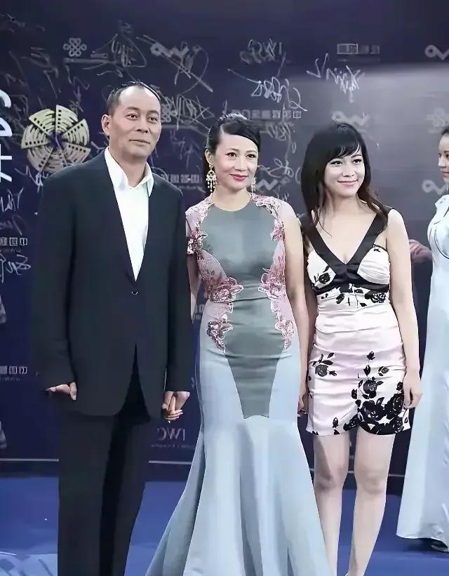 真没想到，张光北的妻子陈炜，竟然举办了个人画展。不知道什么时候她开始画画了。