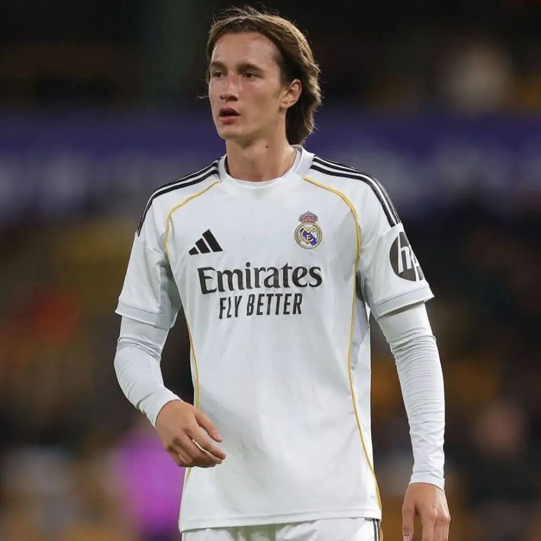 【阿斯报】皇马内部对霍安马丁内斯的期待丝毫未减。只是他至今尚未完成一线队首秀。俱