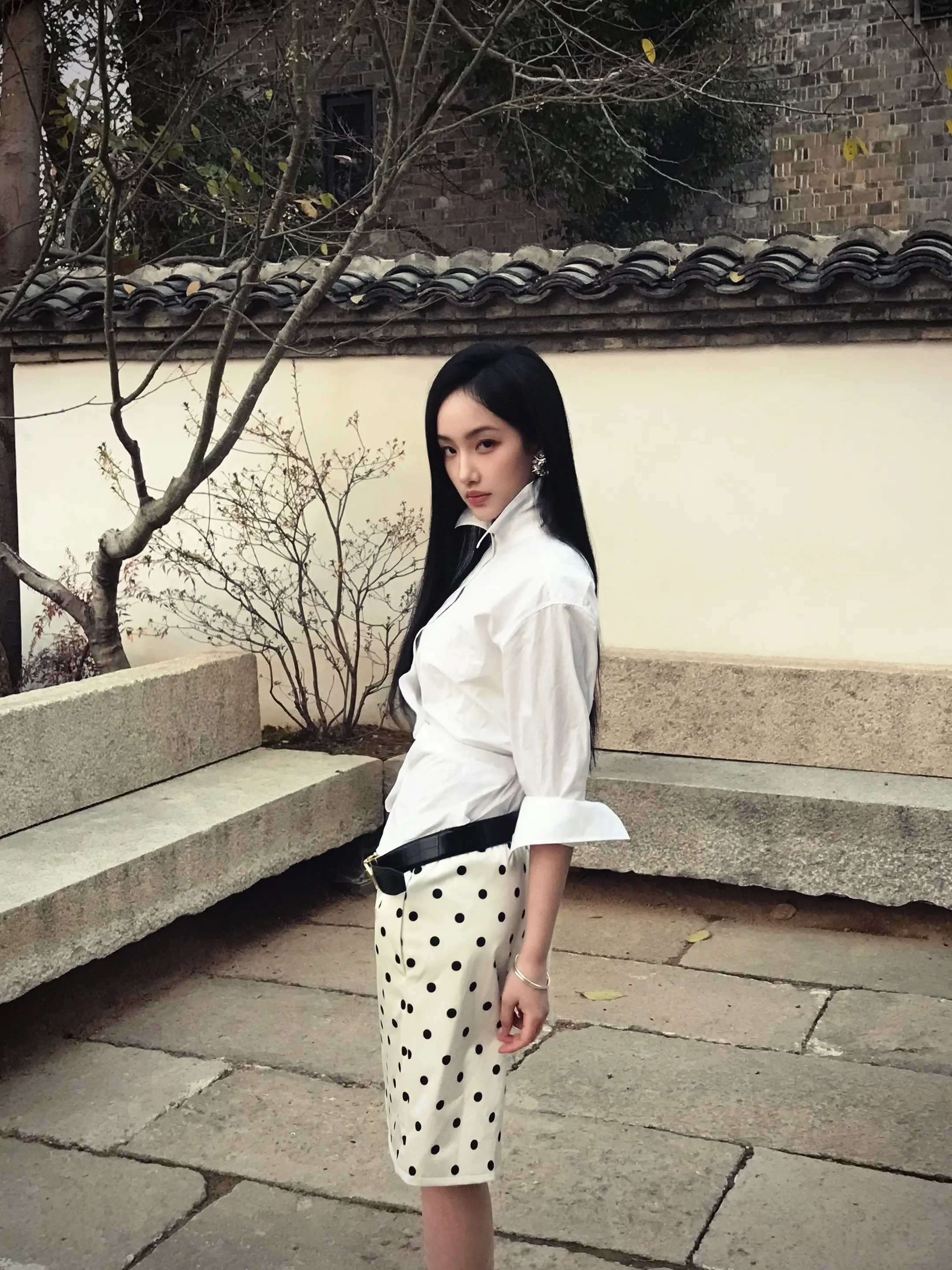 木质的香像你 冰冷苦涩。