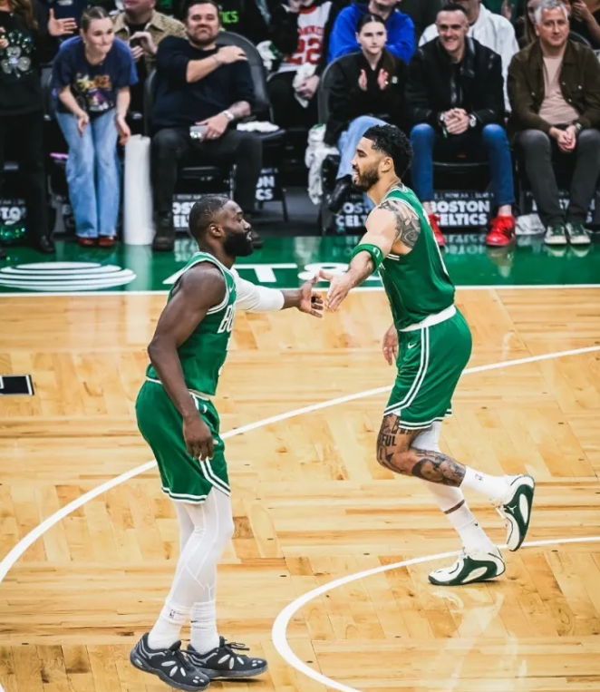 我觉得塔图姆回归对凯尔特人就是完全增强，并没有副作用进攻核心：高产得分手、关键