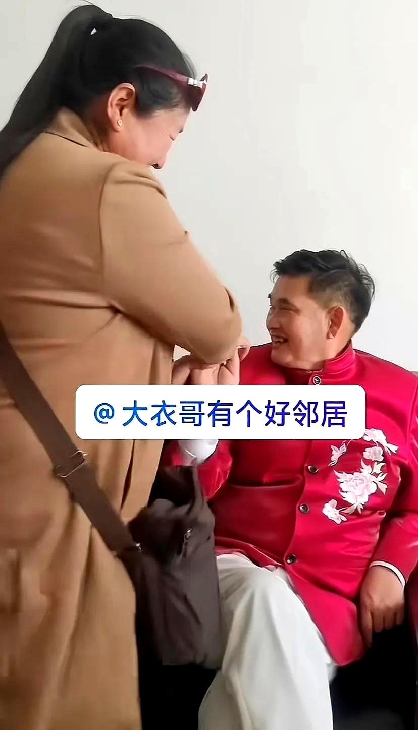 大衣婶和丈夫这波互动可太真实了！穿着家常棉服在院子里说笑打闹，先是亲昵地坐在