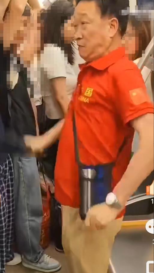 太可恶了！最近成都地铁2号线一段视频看得人特别窝火，红衣老人上车就拉扯小姑娘