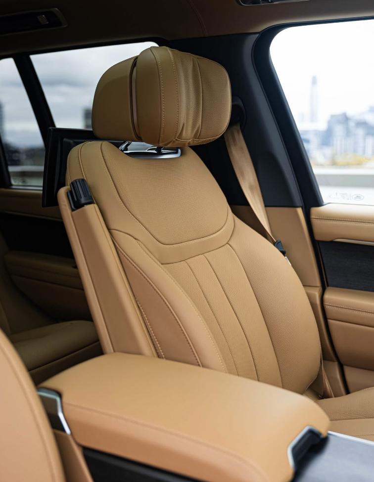 新能源内饰看多了，换点儿口味，路虎揽胜AB版，顶中顶的版本，没啥花哨的，但第一眼