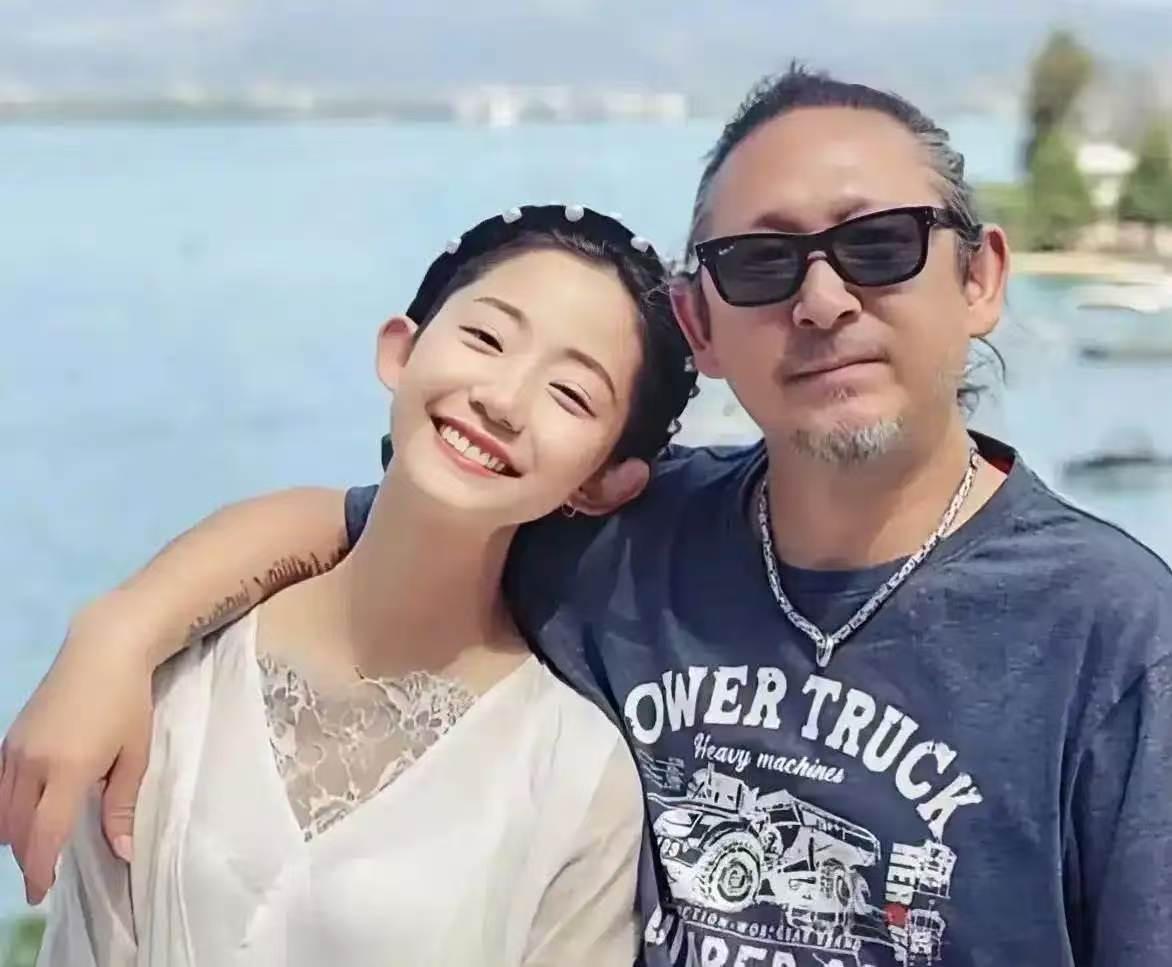 《浪姐7》姐姐们背后的男人深藏不露。万千惠老公三宝是资深音乐制作人，代表作《暗