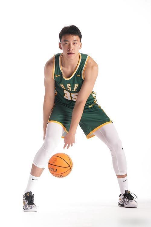 八位数签字费，抢一个21岁的孩子？上海滩这出戏，玩得有点野。规则白纸黑字：2