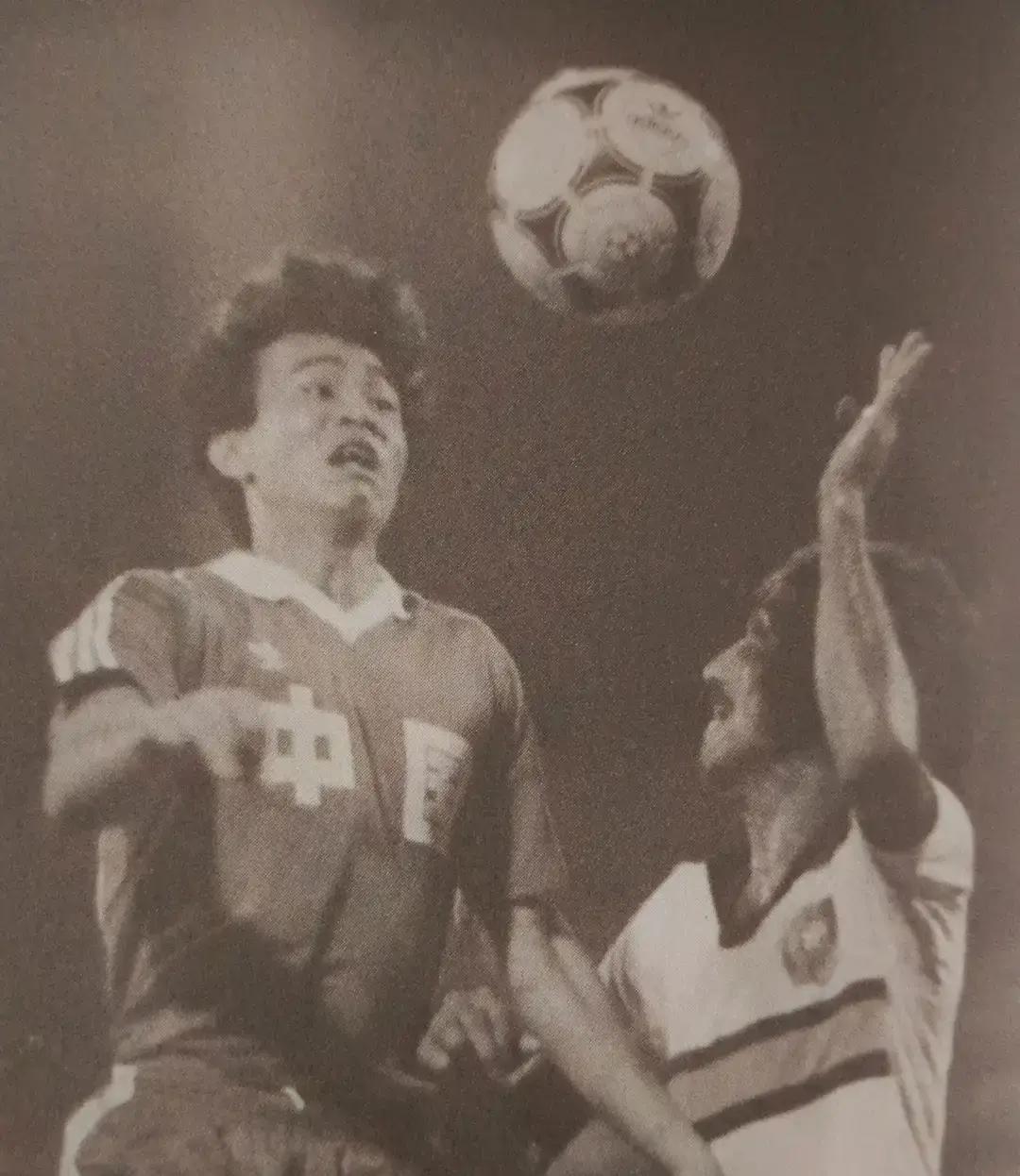 84年亚洲杯那波回忆，现在提起来还挺戳人的。当时中国队小组赛先栽了个跟头，