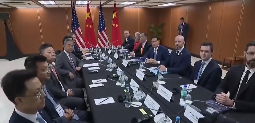 规矩，可能只有中国才有这个词。第一张图。面对记者拍照，中国成员主动往后坐，给