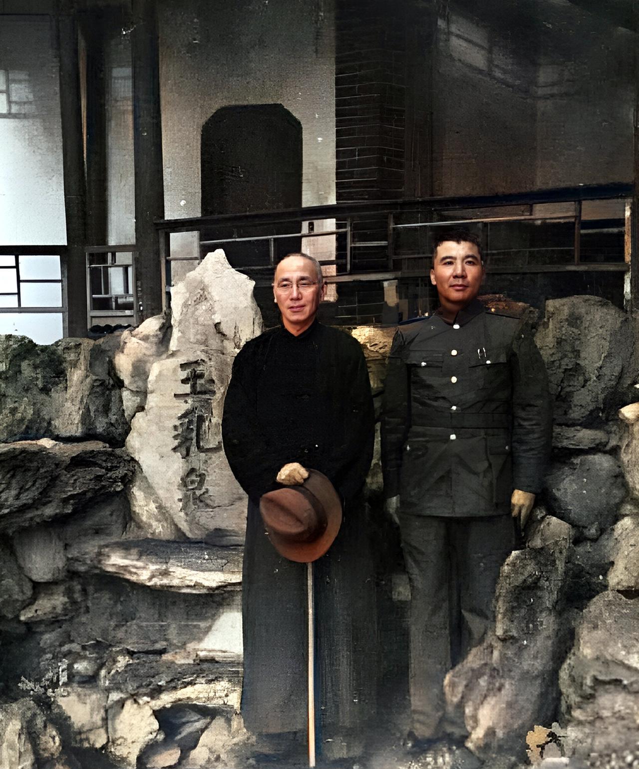 一九四七年五月三日，蒋中正巡视济南与王耀武在玉乳泉旁合影。蒋中正拄着拐杖，拿着帽