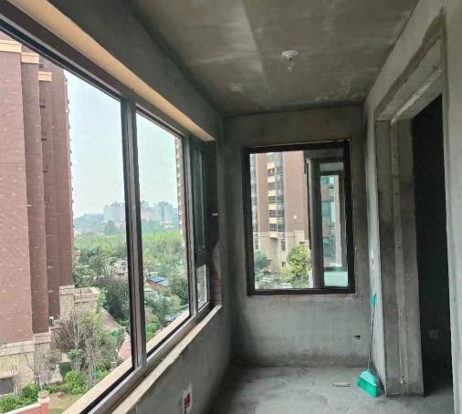 闺蜜家老房翻新，为了省5000块没换窗户。结果冬天冷风飕飕往里灌，暖气开到最大还