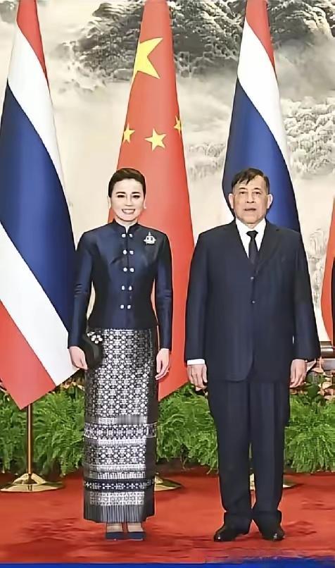 泰国王后苏提达的泰丝裙竟然自带发光技能？而且室内户外两种惊艳效果！前阵子她陪