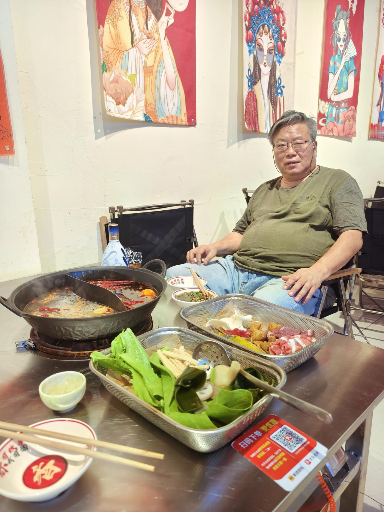 今天下午有些疲惫，除了补记了流水账，什么事也没做成。懒得做饭，太座回来，决定去