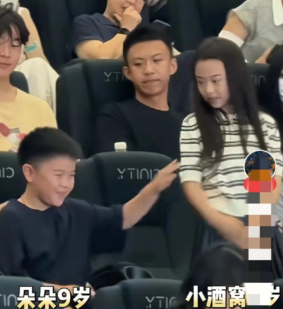陈思诚的儿子朵朵真局气。局气是北京话，就是很大气敞亮大方。跟董璇