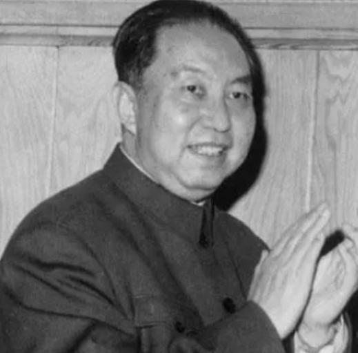 1981年，华国锋其实并没有辞去所有职务，他还保留了一个职务，直到2002年！