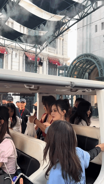 感觉徐璐明显对助理有些忌惮，大热天的徐璐就这么被挤在边边上，这助理的大体格子往那