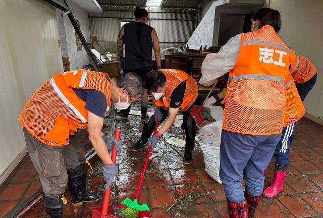 台湾中南部近日严重水患，民进党代理秘书长何博文2、3日率领志工南下清水沟，画面呈