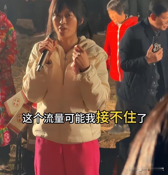 5头猪杀光，万人赴宴，女主哭上楼顶合川姑娘呆呆本来就想找人帮忙杀两头年猪，顺