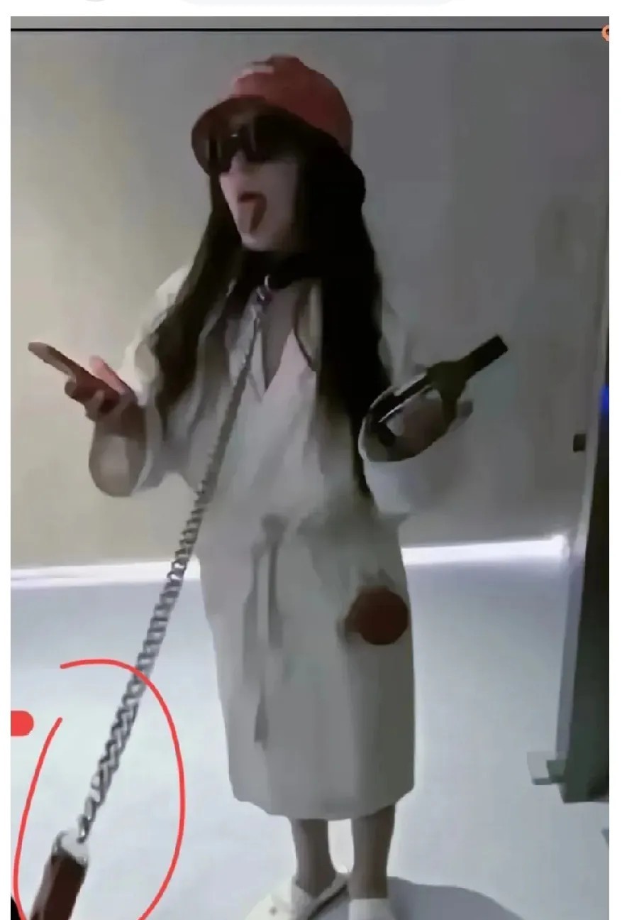 这照片看得人血压飙升！简直丢净国人的脸21岁姑娘有男友，非要跟大十岁的乌