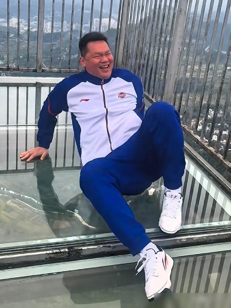 被禁赛5年的李春江露面了，拉他出山的，竟是刚交出宏远总经理印把子的朱芳雨。