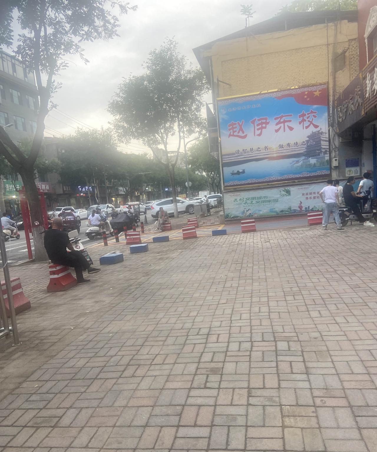 女儿四年级，明天考试，她回到家不说抓紧时间复习功课，就知道拿手机问“豆包”明天考