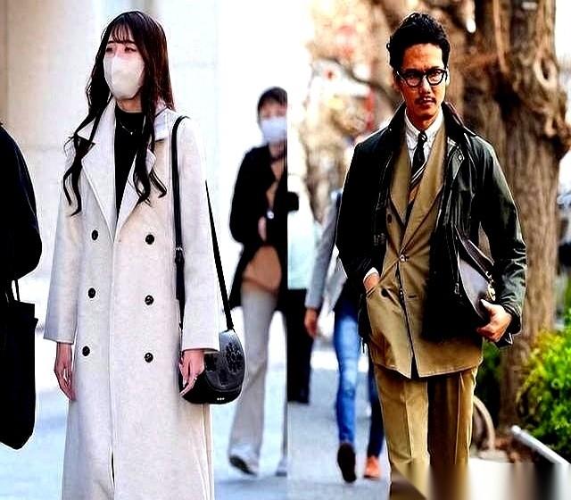 冬天，在办公室里，热出了一身汗。你说逗不逗？身上这件三百块抢来的冲锋衣，黏糊