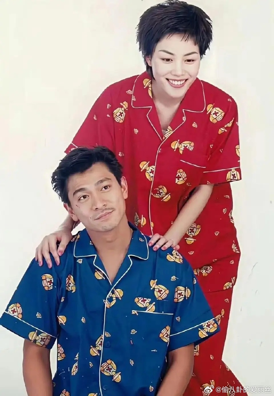 刘德华后边的是王菲嘛？俊男靓女啊