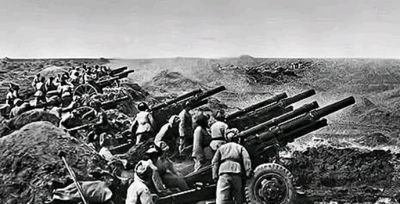 1951年，一个15岁新兵擦大炮，埋头看瞄准镜，谁料突然瞅见，敌人阵地上出现一奇