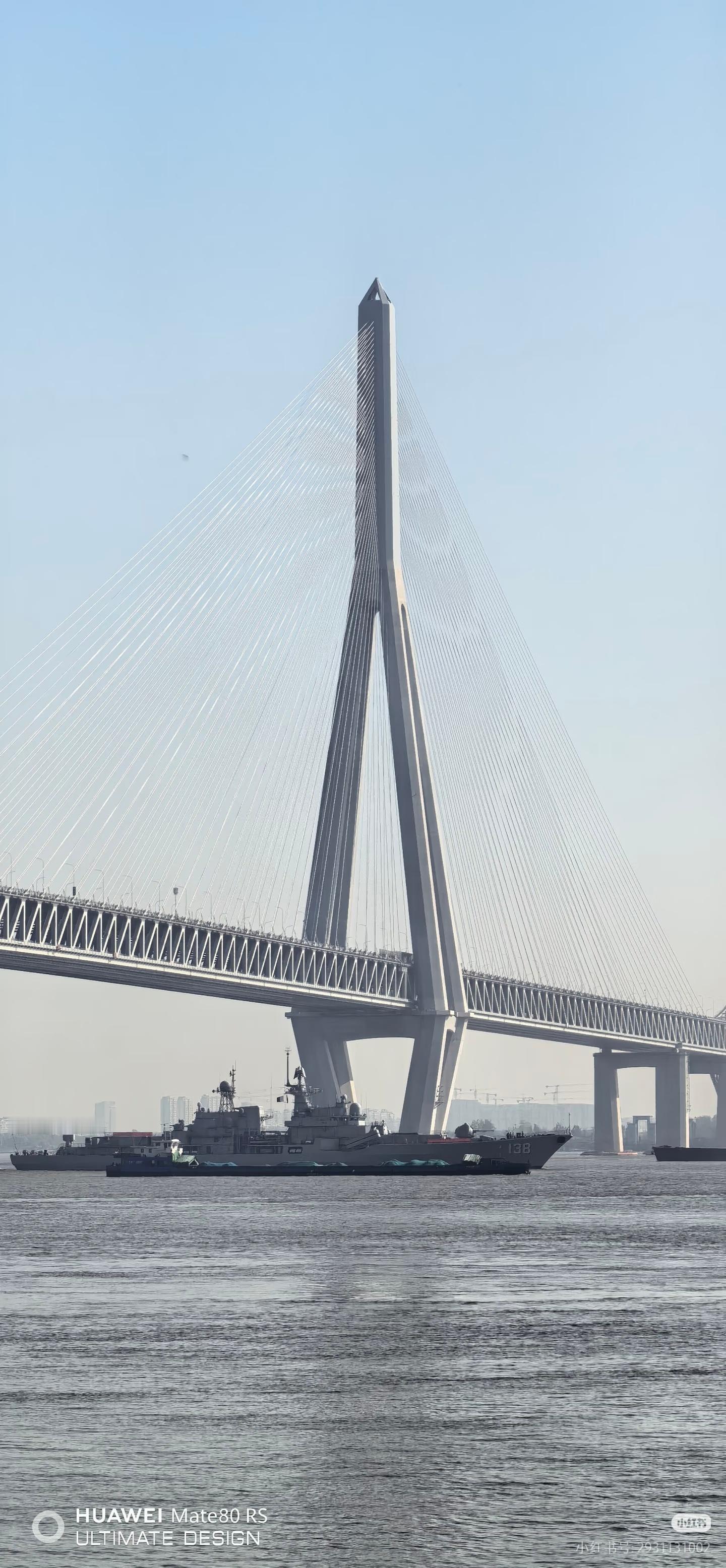 泰州舰今晨七点启航归建，随后驶过常泰大桥（图二）。423海军节