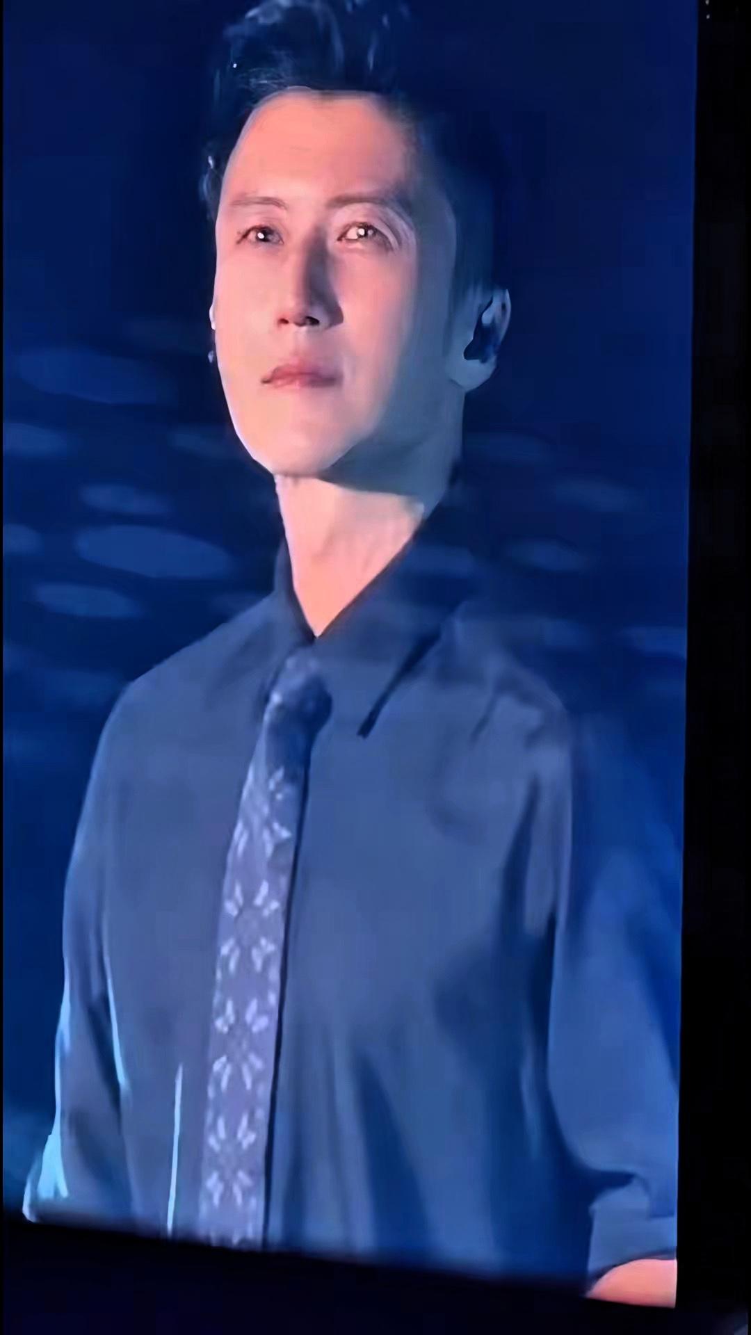 果然谢霆锋还是在演唱会上哭了，不是因为亲爹刚走，而是因为全场粉丝们很多都穿上