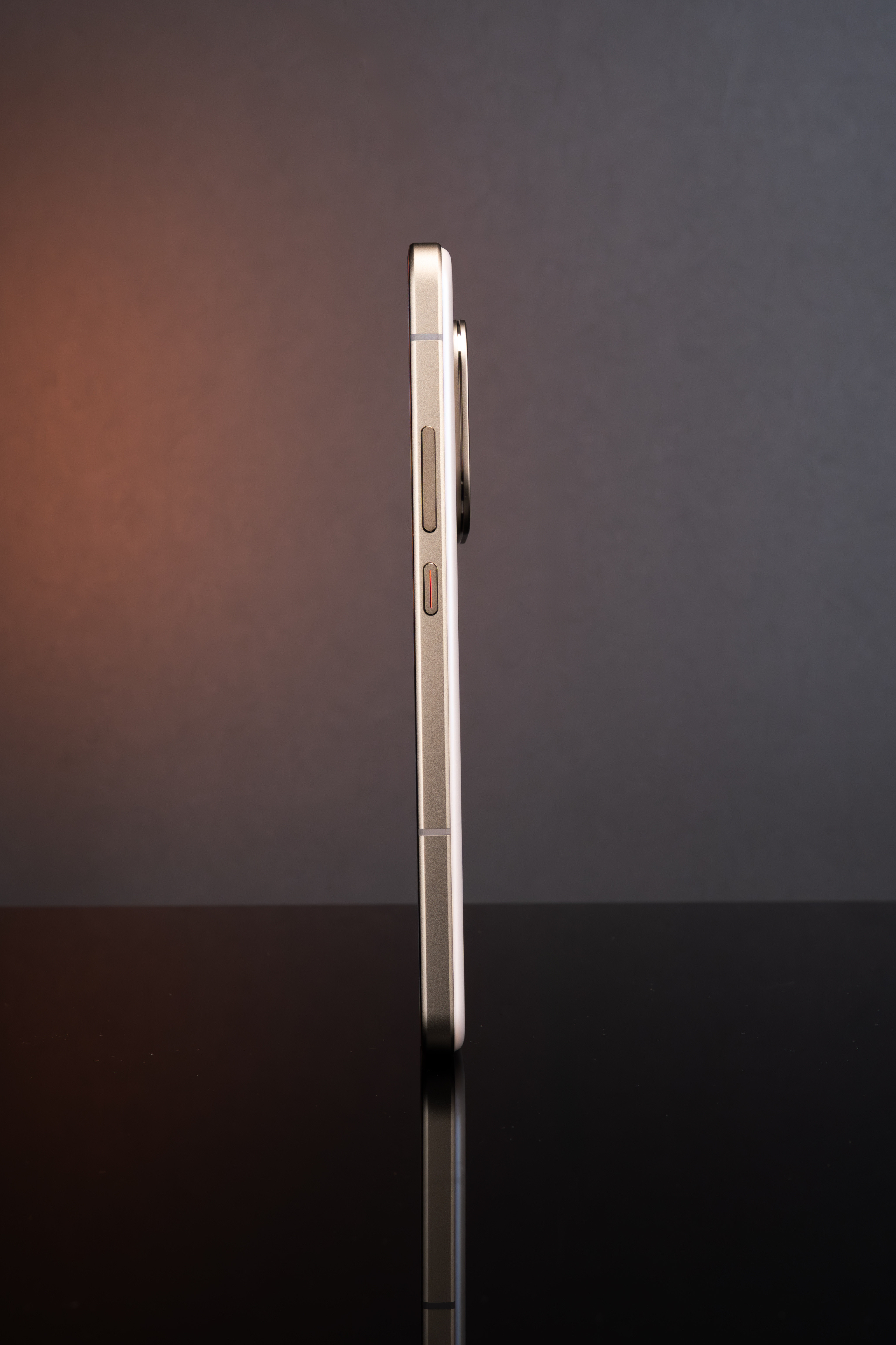 荣耀GTPro燃速金，它就像是一台披着金色战甲的性能怪兽，再加上7200mAh