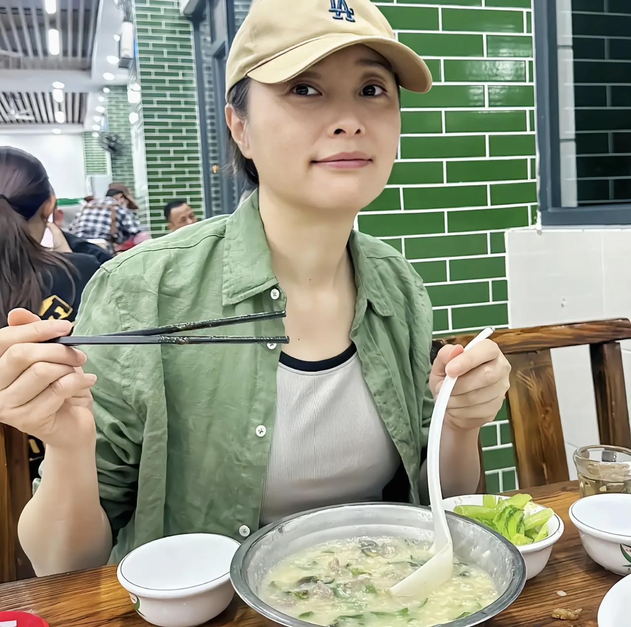 53岁单身的吴越活的潇洒，现身佛山饭馆用不锈钢铁盆喝粥泡油条最近有网友在佛山一