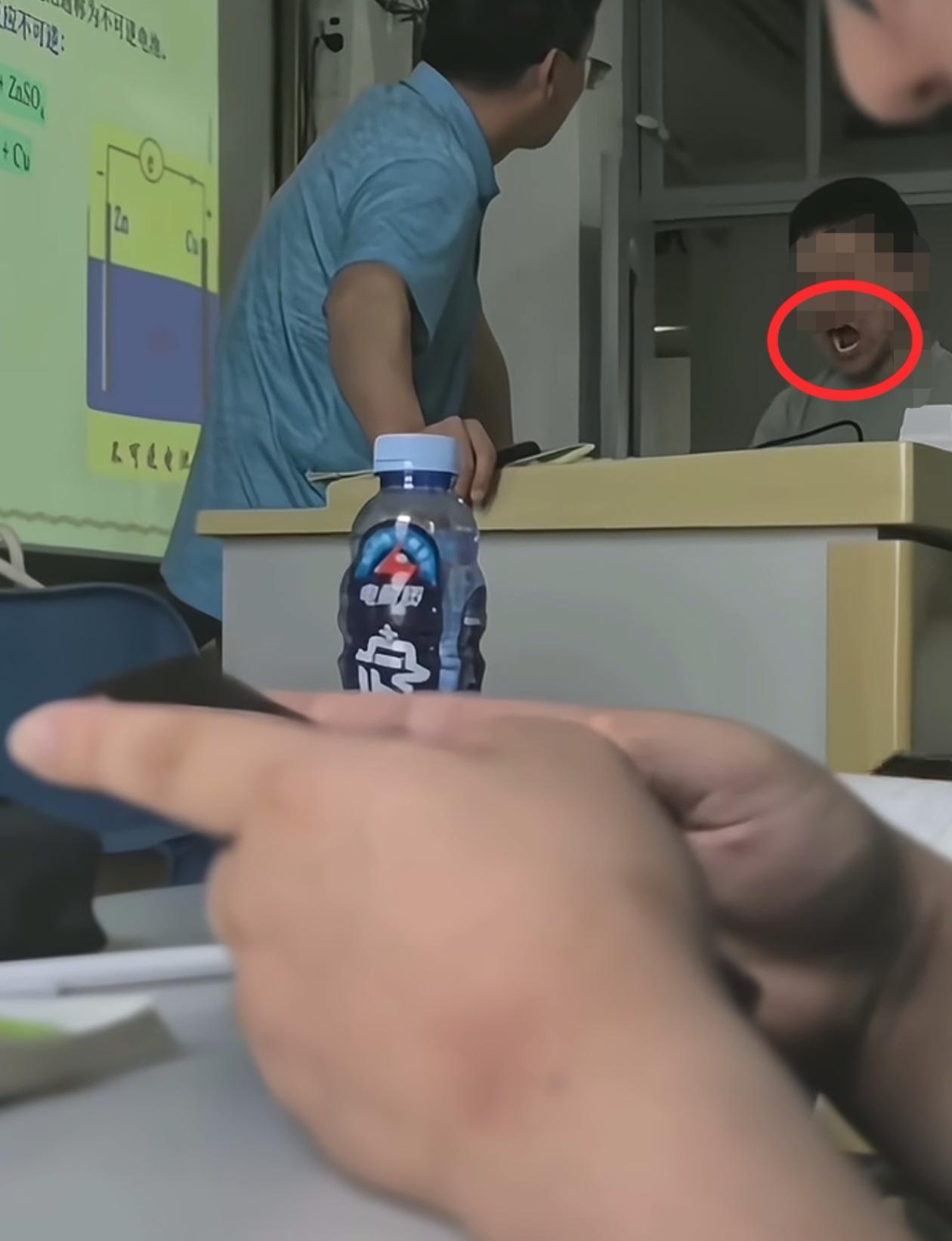大学课堂喊“沙”事件中的一个细节，男生的嘴巴张到了最大状态，大家可以自己试一试行