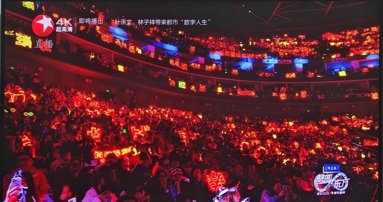 当全网还在争论流量明星是否假唱时，肖战在东方卫视跨年舞台上，用一个需要腰部核心发