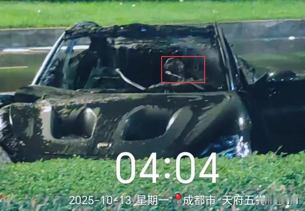 惨烈，一辆挖孔小米Su7凌晨飙车碰撞前车后失控腾空，翻滚到对向车道后起火，司机被