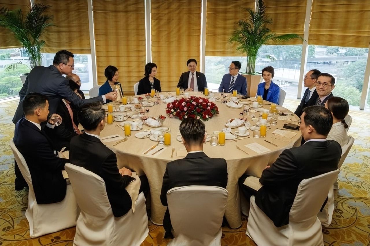 何超琼坐在新加坡总理身边吃饭，合影的时候还稳居C位！大家都知道何超琼在香港可