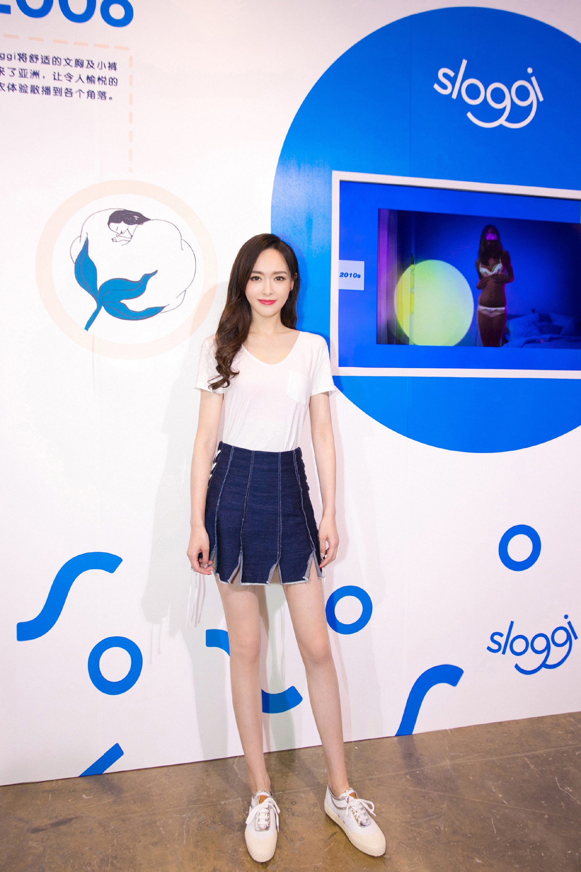 唐嫣姐姐的少女运动穿搭，穿平跟鞋也是大长腿既视感。唐嫣