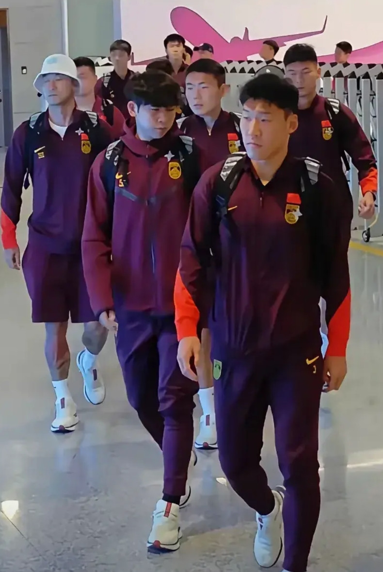 中国男足霸气侧漏的回国了。机场大批球迷，不是欢迎而是口吐莲花，一看这架势就知道海