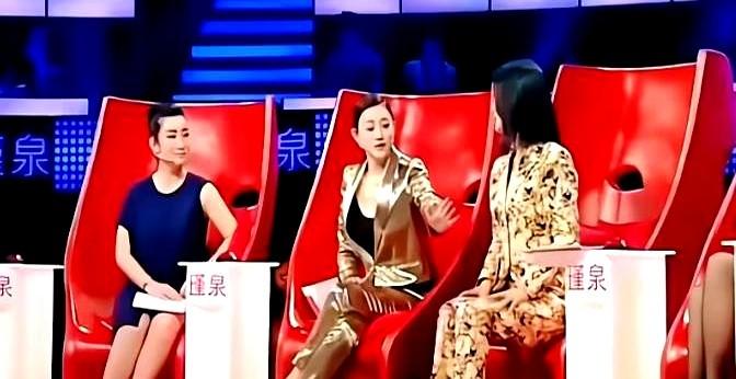 想当年李小冉把房子给谢娜白住，现在轮到谢娜管她饭了。当年谢娜北漂没地儿住，李