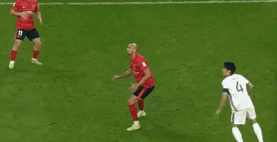 对手逃红牌！成都蓉城这是遭遇了严重误判啊。这是成都蓉城一次前场的身体对抗，费利