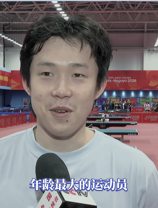 亚运会前王楚钦最新采访，看的出，他怀念和樊振东一起出征亚运的日子！他说：2018年（雅加达）亚运会的