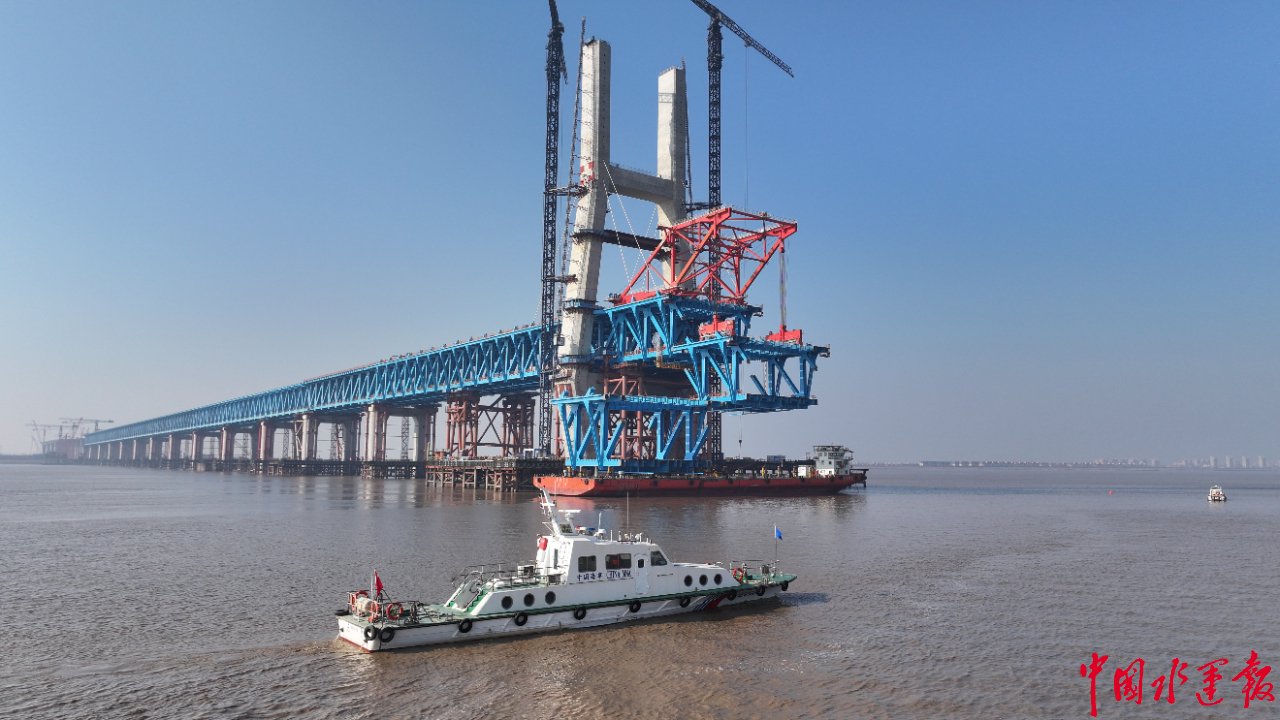 崇明海事局全力保障崇启公铁长江大桥主通航孔吊装作业顺利开始施工